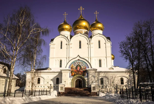 白色假定大教堂在雅罗斯拉夫尔在俄国 — 图库照片