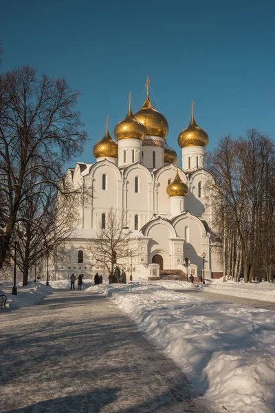 Catedral de la Asunción Blanca en Yaroslavl en Rusia — Foto de Stock