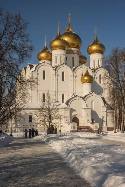 ロシアのヤロスラブリで白い聖母被昇天大聖堂 — ストック写真