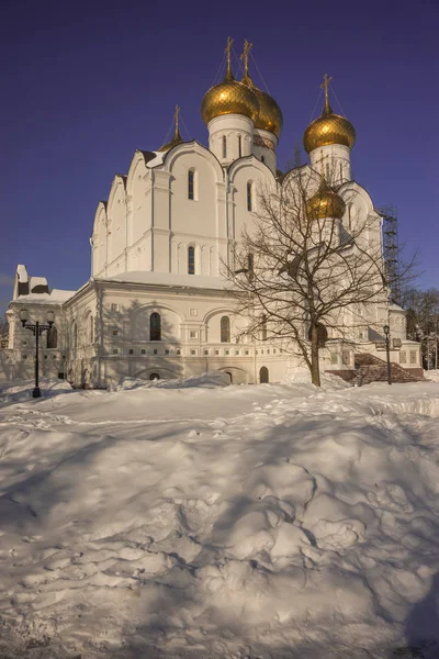 ロシアのヤロスラブリで白い聖母被昇天大聖堂 — ストック写真