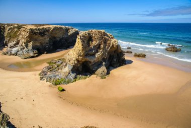 Porto Covo Portu içinde terk edilmiş beach ile pitoresk deniz manzarası
