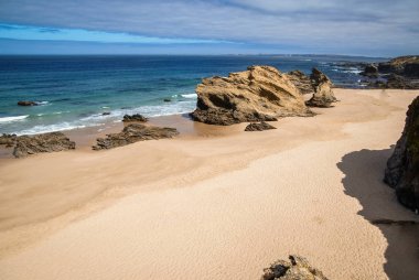 Porto Covo Portu içinde terk edilmiş beach ile pitoresk deniz manzarası