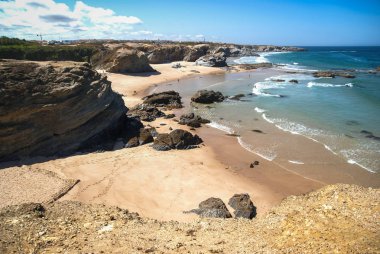 Porto Covo Portu içinde terk edilmiş beach ile pitoresk deniz manzarası