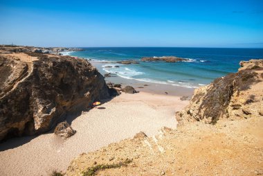 Porto Covo Portu içinde terk edilmiş beach ile pitoresk deniz manzarası