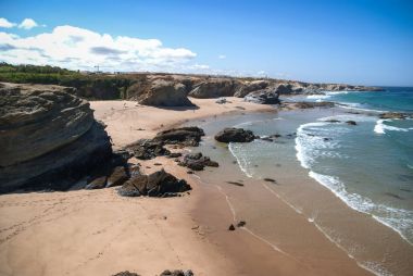 Porto Covo Portu içinde terk edilmiş beach ile pitoresk deniz manzarası