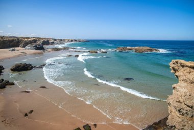Porto Covo Portu içinde terk edilmiş beach ile pitoresk deniz manzarası