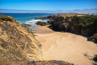Porto Covo Portu içinde terk edilmiş beach ile pitoresk deniz manzarası
