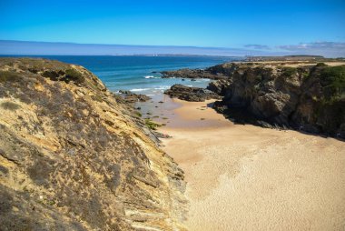 Porto Covo Portu içinde terk edilmiş beach ile pitoresk deniz manzarası