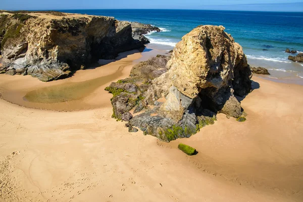 Malerische meereslandschaft mit verlassenem strand in porto covo in portu — Stockfoto