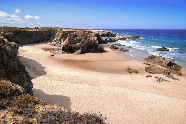 Pintoresco paisaje marino con playa abandonada en Porto Covo en Portu — Foto de Stock