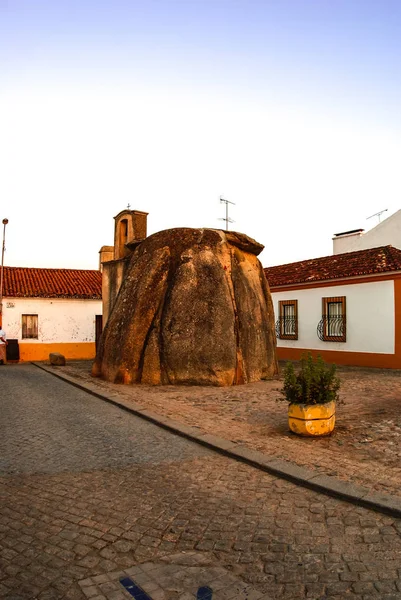 Pequeña capilla construida en dolmen en Pavía en Portugal —  Fotos de Stock