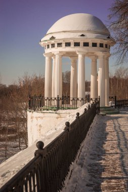 Yaroslavl şehir içinde sahildeki beyaz yuvarlak pavillon 
