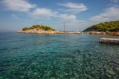 Deniz ve plaja yakın kasaba Scala, Agistri Adası, Gre