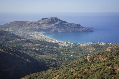 Deniz manzarası ve sis Girit Adası dağlarda