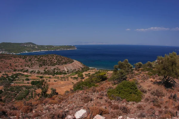 Paisaje con bahía de mar en isla de Egina en Golfo Sarónico, Gree — Foto de Stock