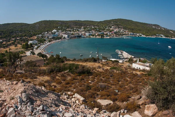 Paisaje con bahía de mar en isla de Egina en Golfo Sarónico, Gree — Foto de Stock