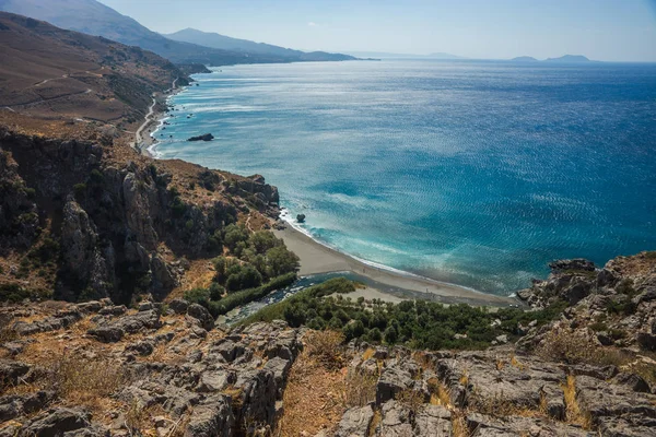 De rivier die stroomt in zee bij Preveli strand — Stockfoto