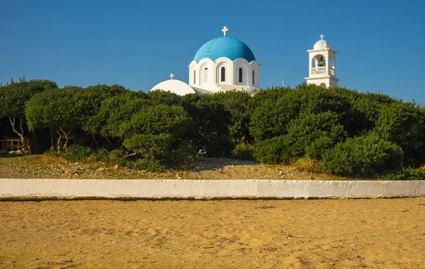 Bílý kostel foukal kopule blízko pláže — Stock fotografie