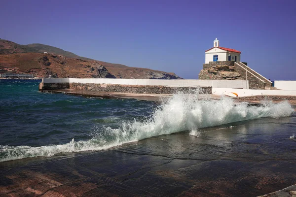 Små vita kyrkan på stranden, Ándros, Grekland — Stockfoto