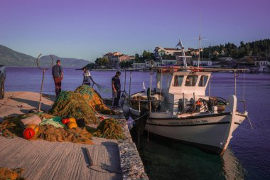Kasaba Fiscardo Kefalonia adası iskelede balıkçılar ben