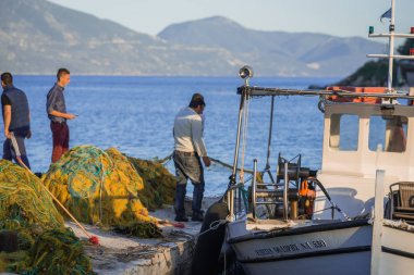 Kasaba Fiscardo Kefalonia adası iskelede balıkçılar ben