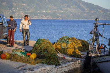 Kasaba Fiscardo Kefalonia adası iskelede balıkçılar ben