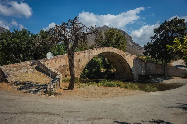 Παλιό πέτρινο γεφύρι στο Σφακίων στο νησί της Κρήτης στην Ελλάδα — Φωτογραφία Αρχείου