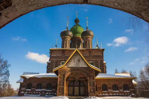 Iglesia de San Juan Bautista en Tolchkovo en Yaroslavl, Rusia — Foto de Stock