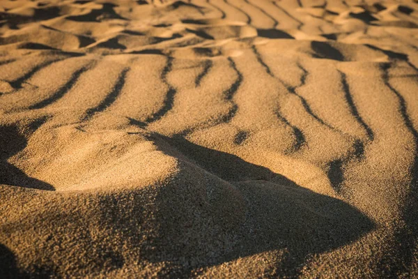 Luz y sombras sobre arena en la playa de Grecia —  Fotos de Stock