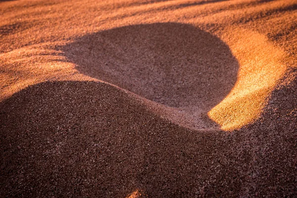 Luz e sombras na areia na praia na Grécia — Fotografia de Stock