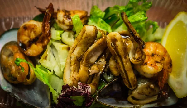 Салат з різноманітних морепродуктів на листках салату — стокове фото