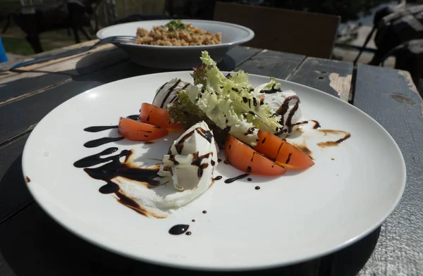 Varietà di foglie di insalata con pomodori e formaggio bianco morbido — Foto Stock