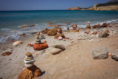 Firiplaka beach, Milos, Yunanistan, parlak renkli taşlar