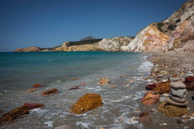 Firiplaka beach, Milos, Yunanistan, parlak renkli taşlar
