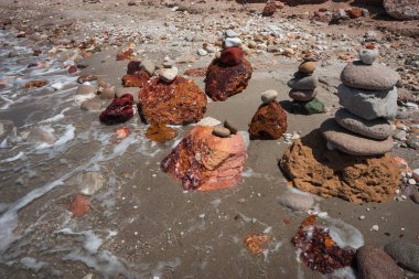 Firiplaka beach, Milos, Yunanistan, parlak renkli taşlar