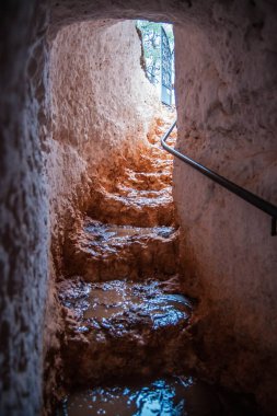 Damiana Pel adlı göktaşı kazı yeraltı merdiveni