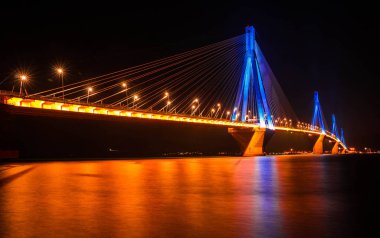 Rio-Antirio Köprüsü'nde gece, Yunanistan