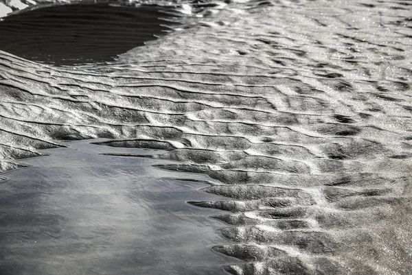 Luz e sombras na areia na praia em Portugal — Fotografia de Stock