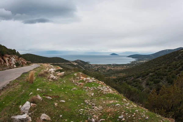 Dimiana Pelop üzerinde göktaşı çukuru yakınındaki güzel manzara — Stok fotoğraf