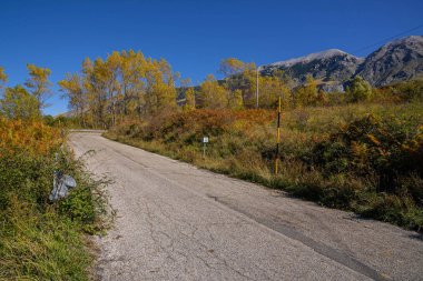 İtalya 'nın Abruzzo dağlarında sonbaharın başlarında