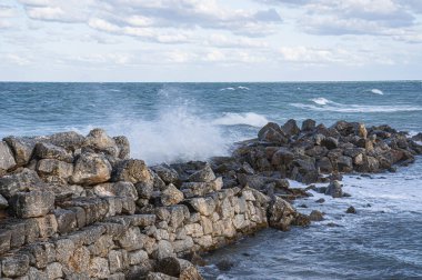 İtalya 'nın Puglia kentindeki Torre Guacheto' da terk edilmiş güzel bir sahil.