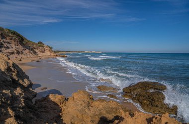 İtalya 'nın Puglia kentindeki Torre Guacheto' da terk edilmiş güzel bir sahil.