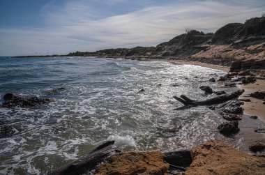 İtalya 'nın Puglia kentindeki Torre Guacheto' da terk edilmiş güzel bir sahil.