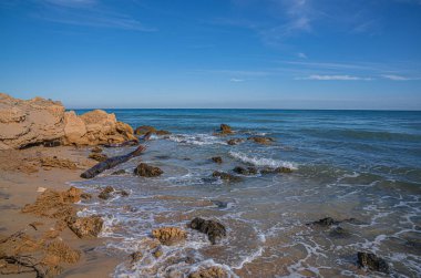 İtalya 'nın Puglia kentindeki Torre Guacheto' da terk edilmiş güzel bir sahil.