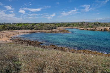 İtalya 'nın Puglia kentindeki Torre Guacheto' da terk edilmiş güzel bir sahil.