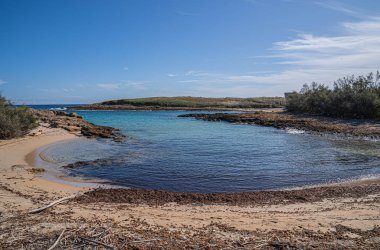 İtalya 'nın Puglia kentindeki Torre Guacheto' da terk edilmiş güzel bir sahil.