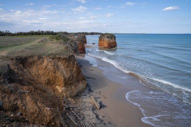 İtalya 'nın Puglia kentindeki Torre Guacheto yakınlarında terk edilmiş güzel bir sahil.