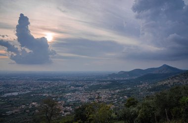 Aşağıdaki dağdan şehre güzel bulutlarla bak. 