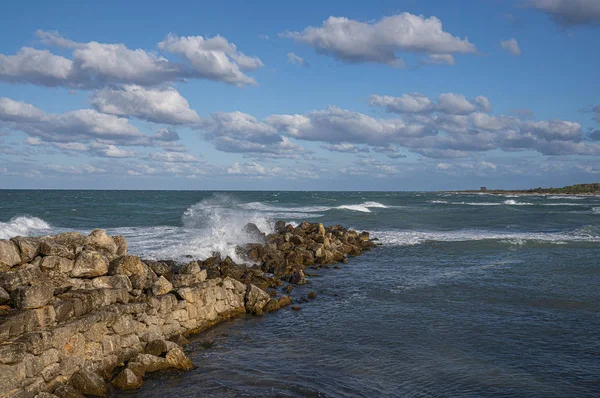 İtalya 'nın Puglia kentindeki Torre Guacheto' da terk edilmiş güzel bir sahil. — Stok fotoğraf