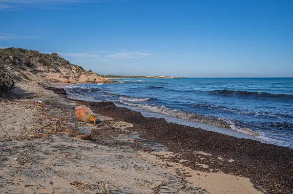 Όμορφη ερημική παραλία στο Torre Guacheto στην Puglia, Ιταλία — Φωτογραφία Αρχείου